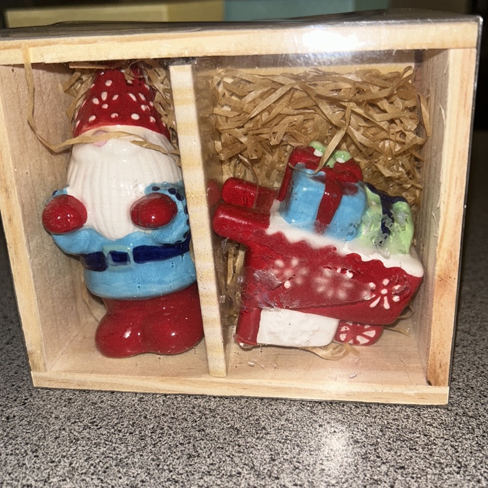 New World Market Santa Gnome & Cart Salt Pepper Shakers Christmas NIB wood Box - Picture 5 of 6
